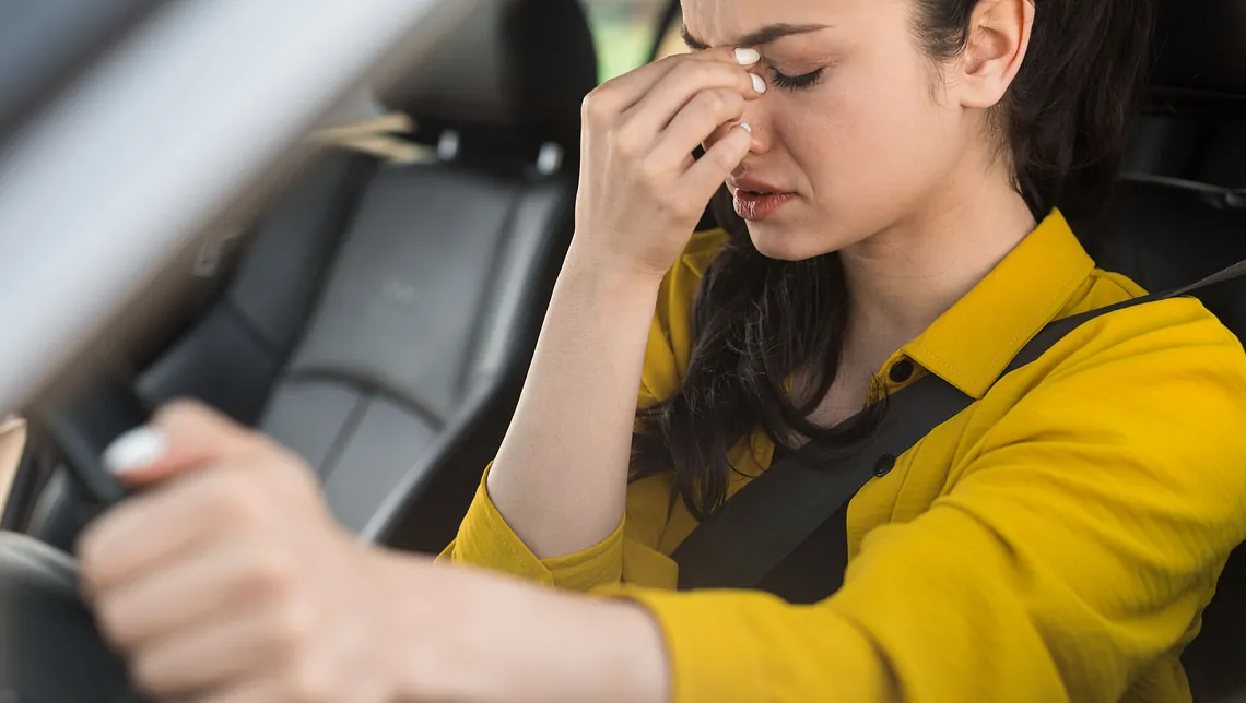 orolig kvinna i bil som är feltankad