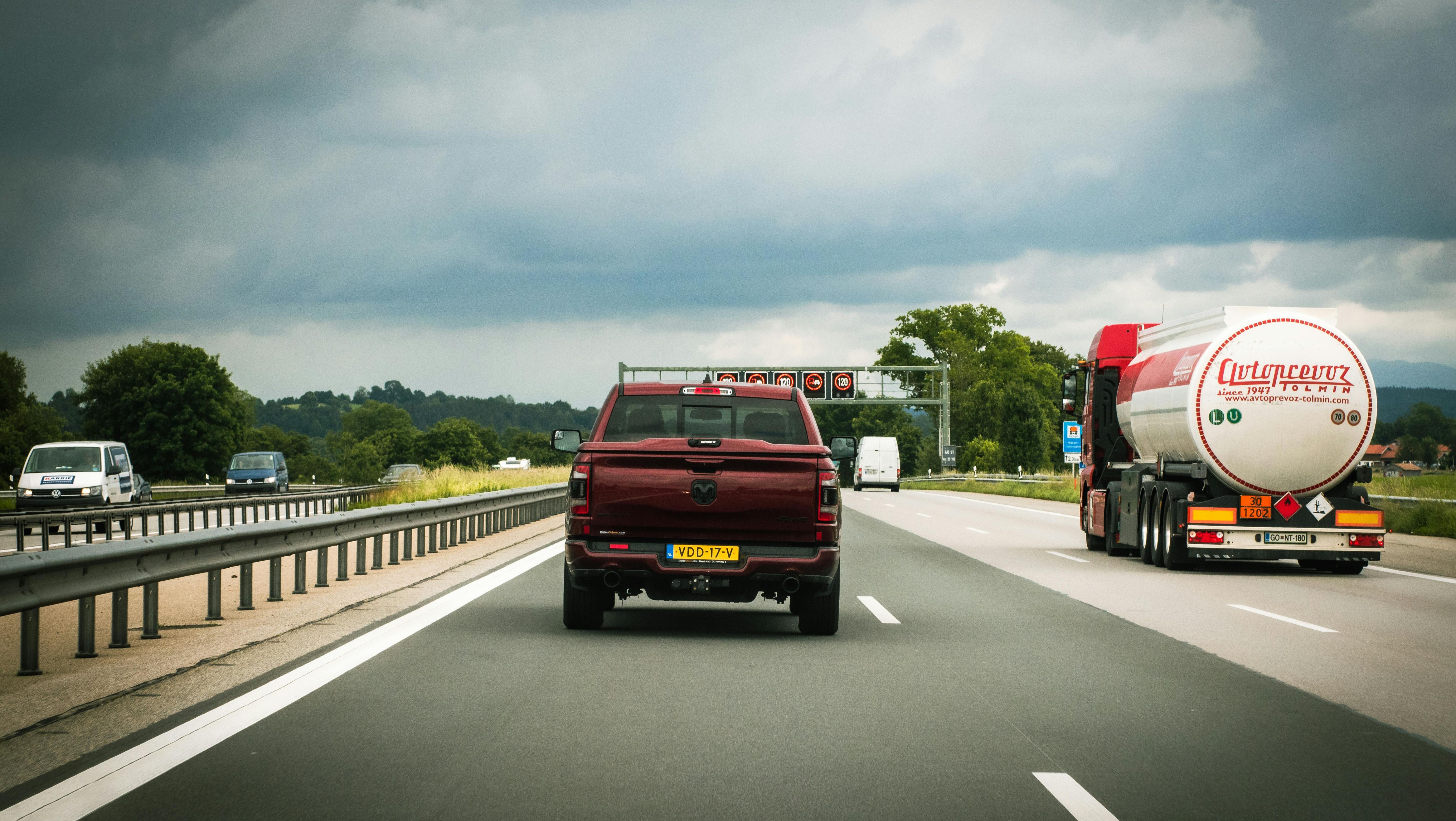 bil och lastbil med oljetank på motorväg
