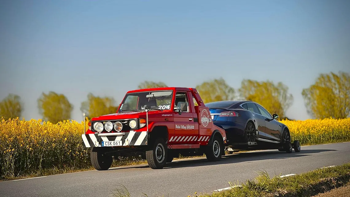 gammal bil bärgad på flak