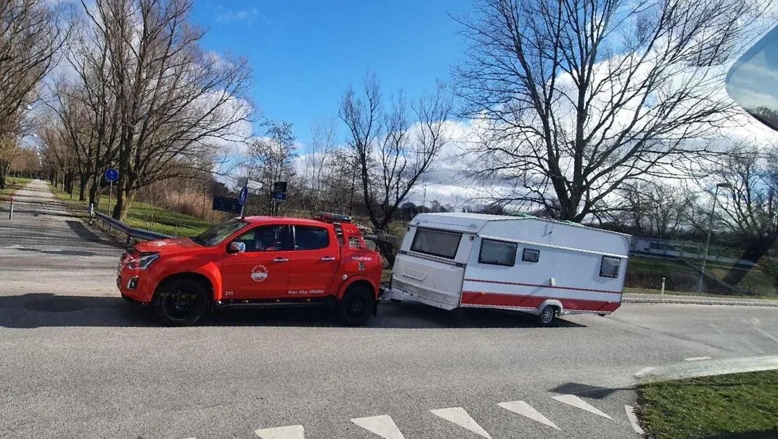 Garagebärgare i Skäne hjälper en husvagnsägare med sin husvagn när bilen fått problem